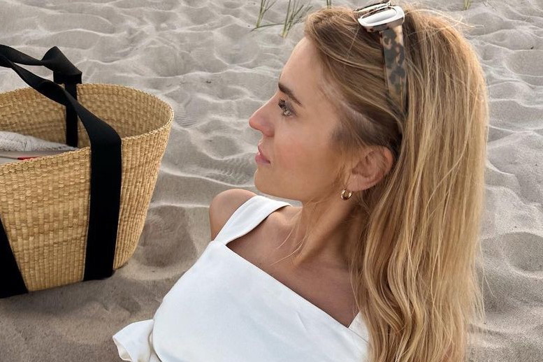 Biała sukienka na lato - to ulubiony model influencerek i gwiazd m.in. Kasi Tusk