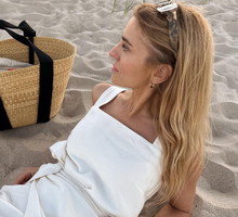 Biała sukienka na lato - to ulubiony model influencerek i gwiazd m.in. Kasi Tusk