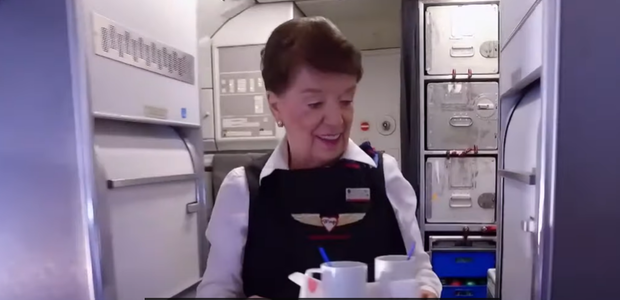 Najstarsza stewardessa świata ma 86 lat. Gdy Bette Nash zaczęła pracę nie przyjmowano dziewczyn, które ważyły za dużo albo dawano im tydzień na schudnięcie