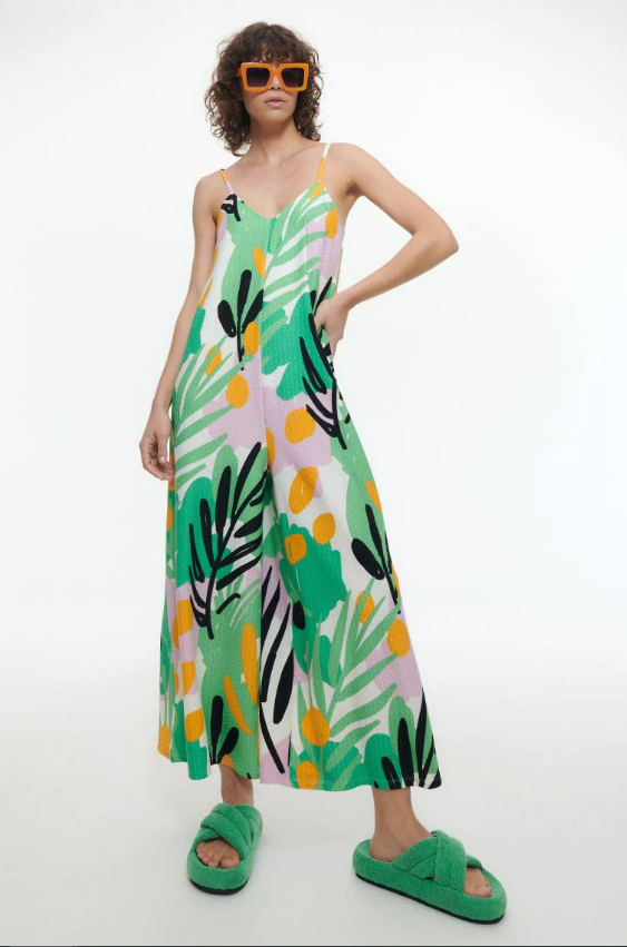 Ten kombinezon z Reserved Magdy Mołek to cudo! Podobne modele kupisz w tej polskiej sieciówce na wyprzedaży za mniej niż 50 zł