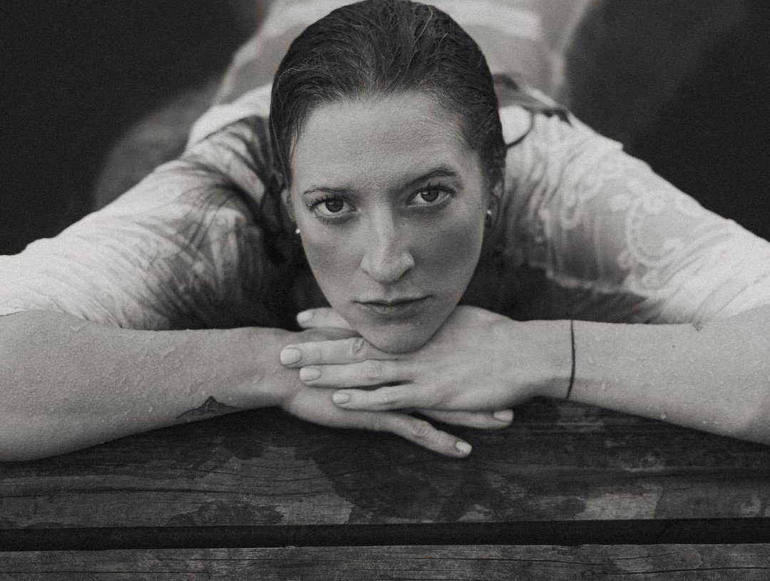 Lara Gessler w zaawansowanej ciąży pływa niemal zupełnie naga w jeziorze. Piękne zdjęcia przypominają kultową sesję z Kate Moss