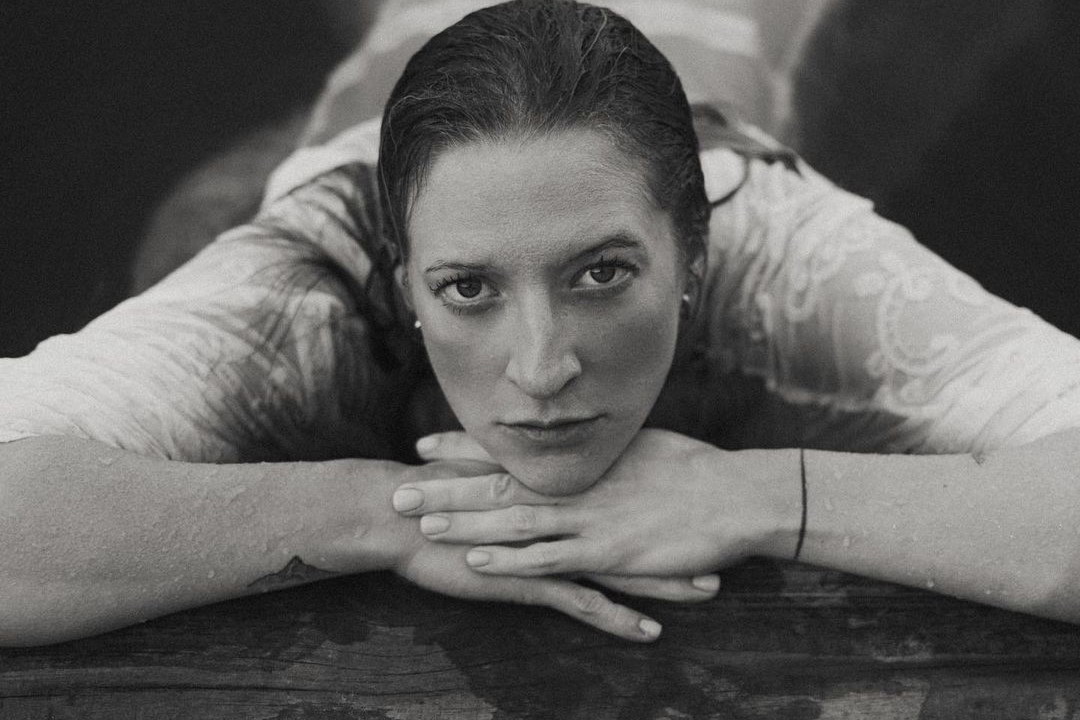 Lara Gessler w zaawansowanej ciąży pływa niemal zupełnie naga w jeziorze. Piękne zdjęcia przypominają kultową sesję z Kate Moss