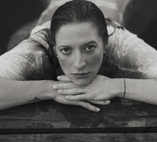 Lara Gessler w zaawansowanej ciąży pływa niemal zupełnie naga w jeziorze. Piękne zdjęcia przypominają kultową sesję z Kate Moss