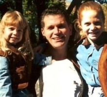 John Battaglia z córkami