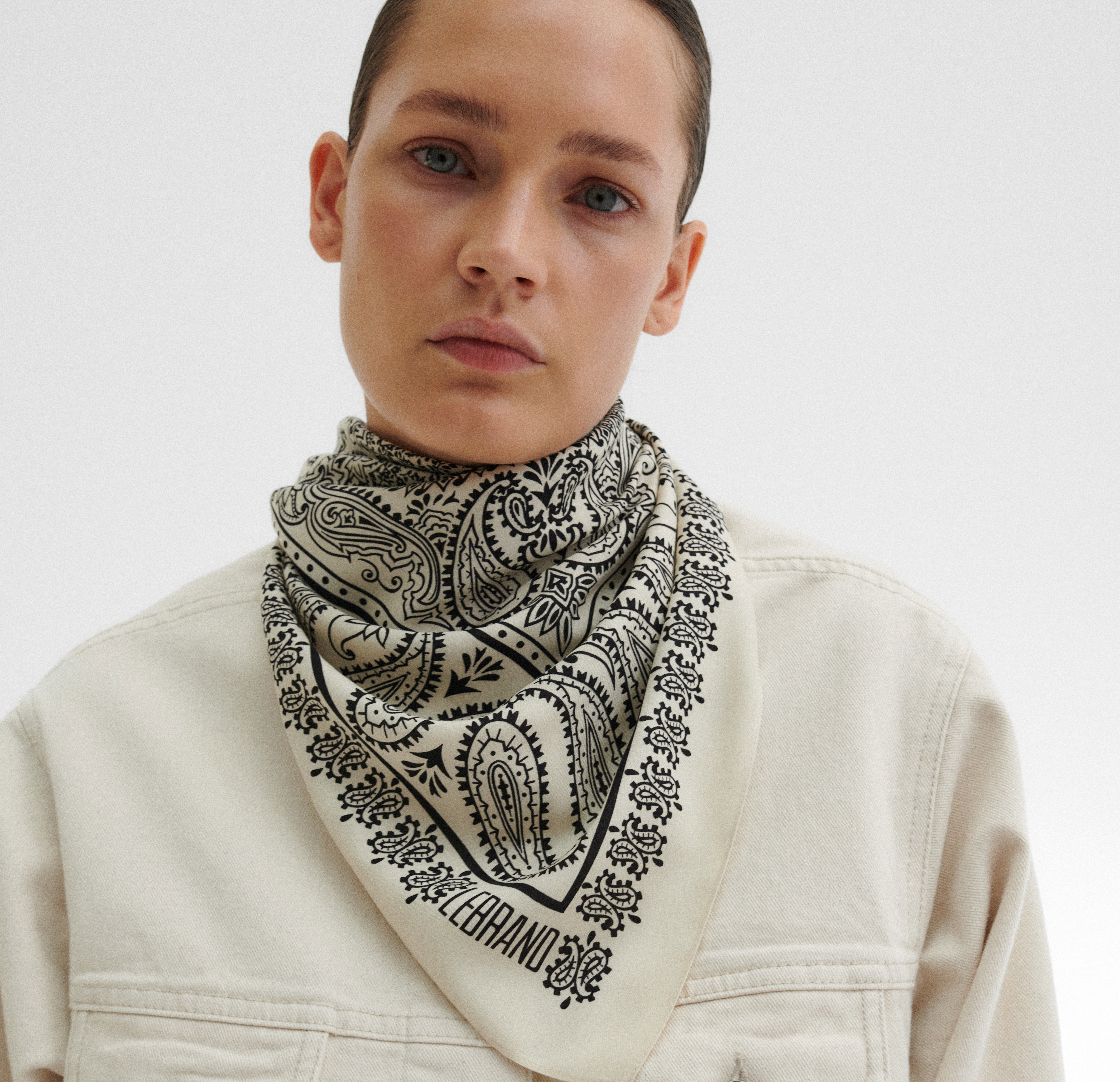 Bandana: ten modny dodatek pokochały gwiazdy. Zobacz jak nosi ją Julia Wieniawa, Dorota Gardias, Paulina Smaszcz i wiele innych