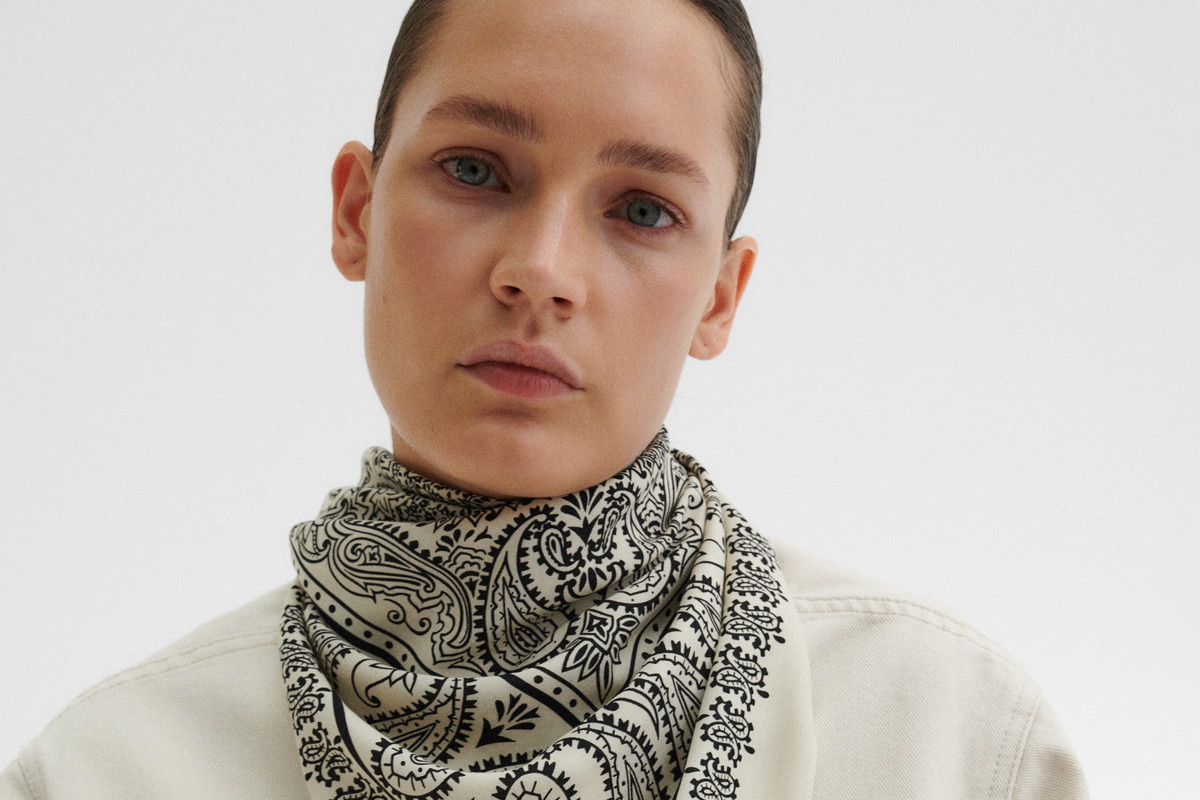 Bandana: ten modny dodatek pokochały gwiazdy. Zobacz jak nosi ją Julia Wieniawa, Dorota Gardias, Paulina Smaszcz i wiele innych