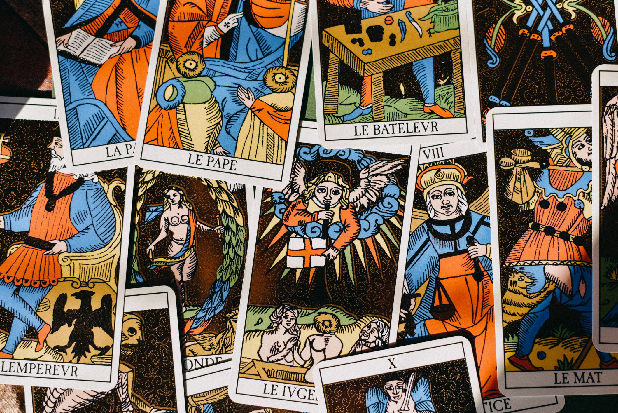 Papież tarot (kapłan): znaczenie karty, uczucia, praca