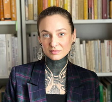 Ta naukowczyni ma na koncie prace naukowe, nagrody i wielki sukces. Hejterzy zawyrokowali jednak: „nadaje się tylko do budki z hot dogami”