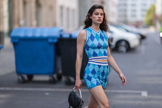 Komplety: jak nosić ten trend rodem z lat 80./90.?