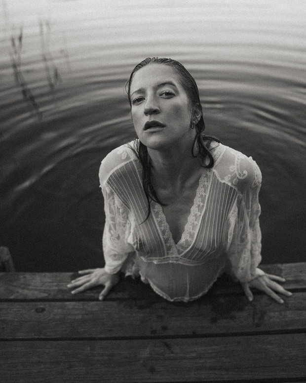 Lara Gessler w zaawansowanej ciąży pływa niemal zupełnie naga w jeziorze. Piękne zdjęcia przypominają kultową sesję z Kate Moss