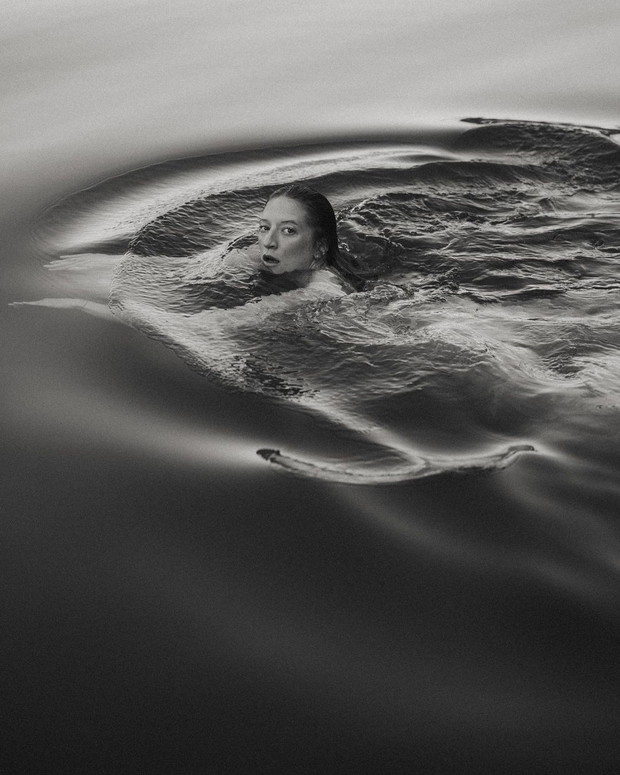 Lara Gessler w zaawansowanej ciąży pływa niemal zupełnie naga w jeziorze. Piękne zdjęcia przypominają kultową sesję z Kate Moss