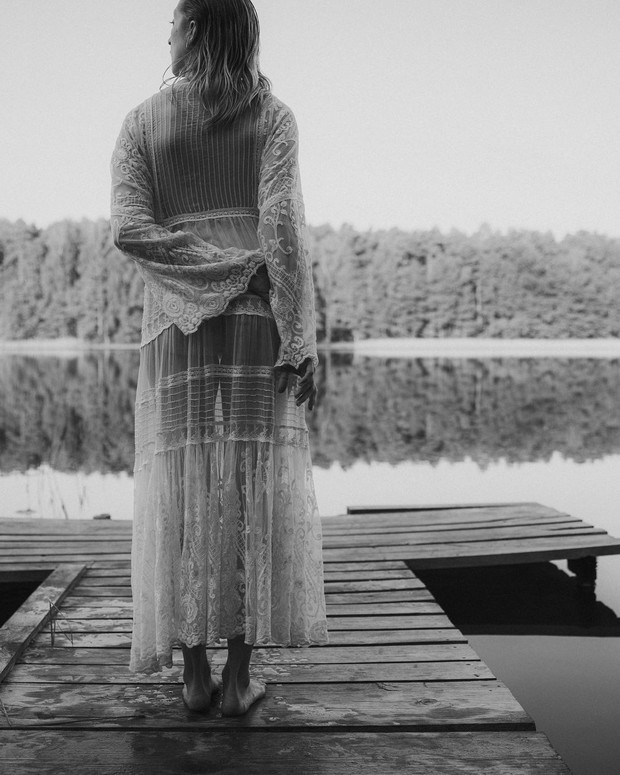 Lara Gessler w zaawansowanej ciąży pływa niemal zupełnie naga w jeziorze. Piękne zdjęcia przypominają kultową sesję z Kate Moss