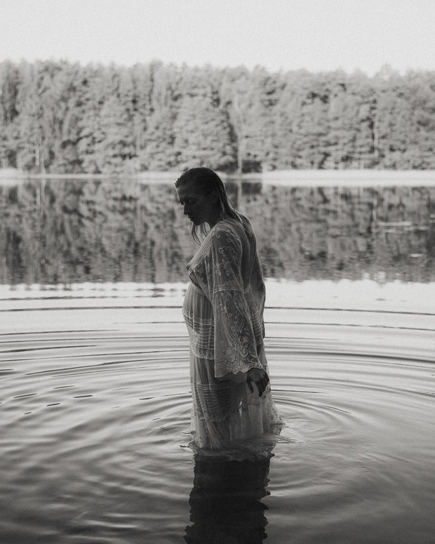 Lara Gessler w zaawansowanej ciąży pływa niemal zupełnie naga w jeziorze. Piękne zdjęcia przypominają kultową sesję z Kate Moss