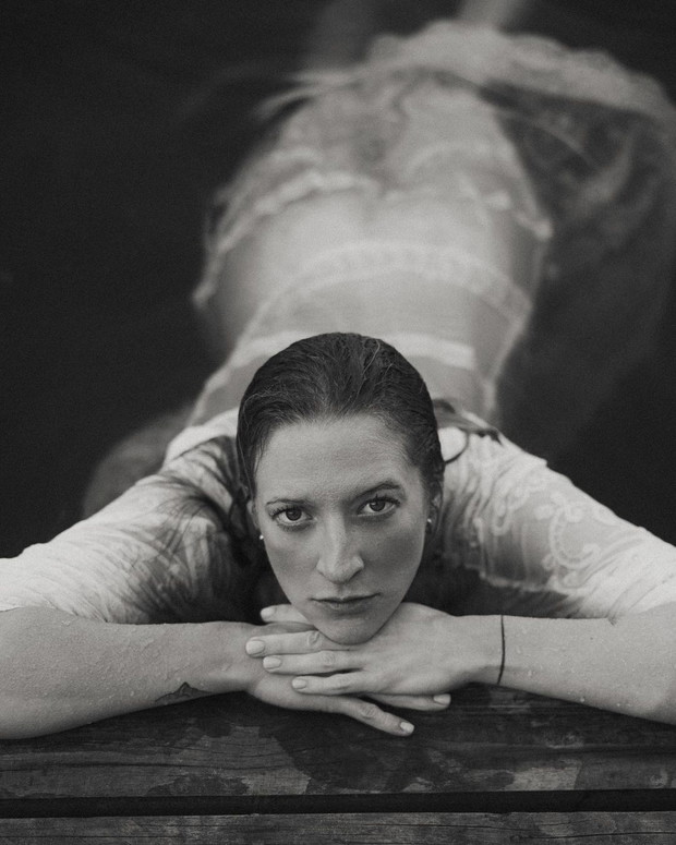 Lara Gessler w zaawansowanej ciąży pływa niemal zupełnie naga w jeziorze. Piękne zdjęcia przypominają kultową sesję z Kate Moss