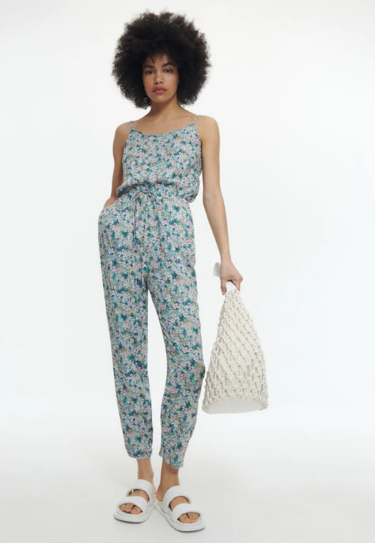 Ten kombinezon z Reserved Magdy Mołek to cudo! Podobne modele kupisz w tej polskiej sieciówce na wyprzedaży za mniej niż 50 zł