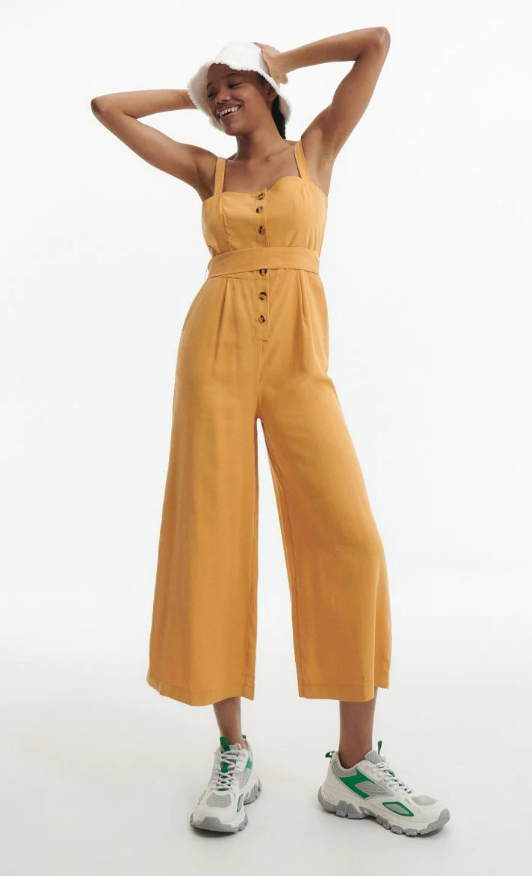 Ten kombinezon z Reserved Magdy Mołek to cudo! Podobne modele kupisz w tej polskiej sieciówce na wyprzedaży za mniej niż 50 zł