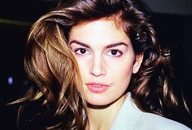 Volume hair – pokolenie Tik Toka zakochało się w tej fryzurze supermodelek lat 90. Jak ją zrobić?