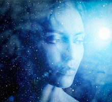 Kobieta na tle gwiazd