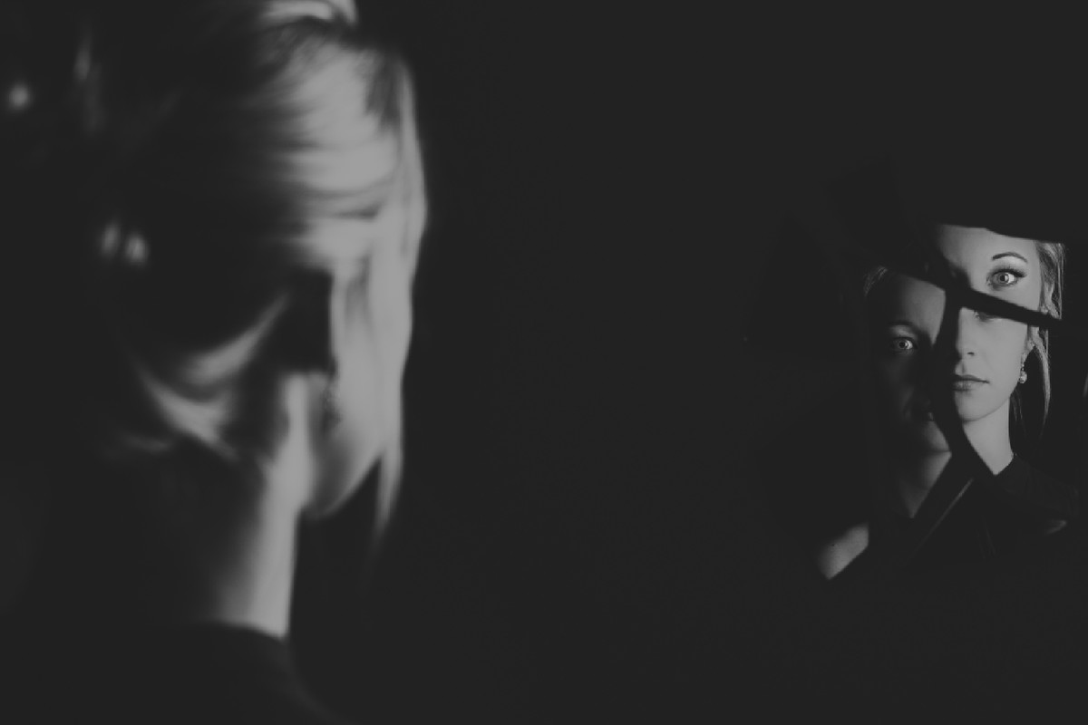 Jak nawiązać kontakt ze zmarłą osobą? Pomoże ci w tym lustro