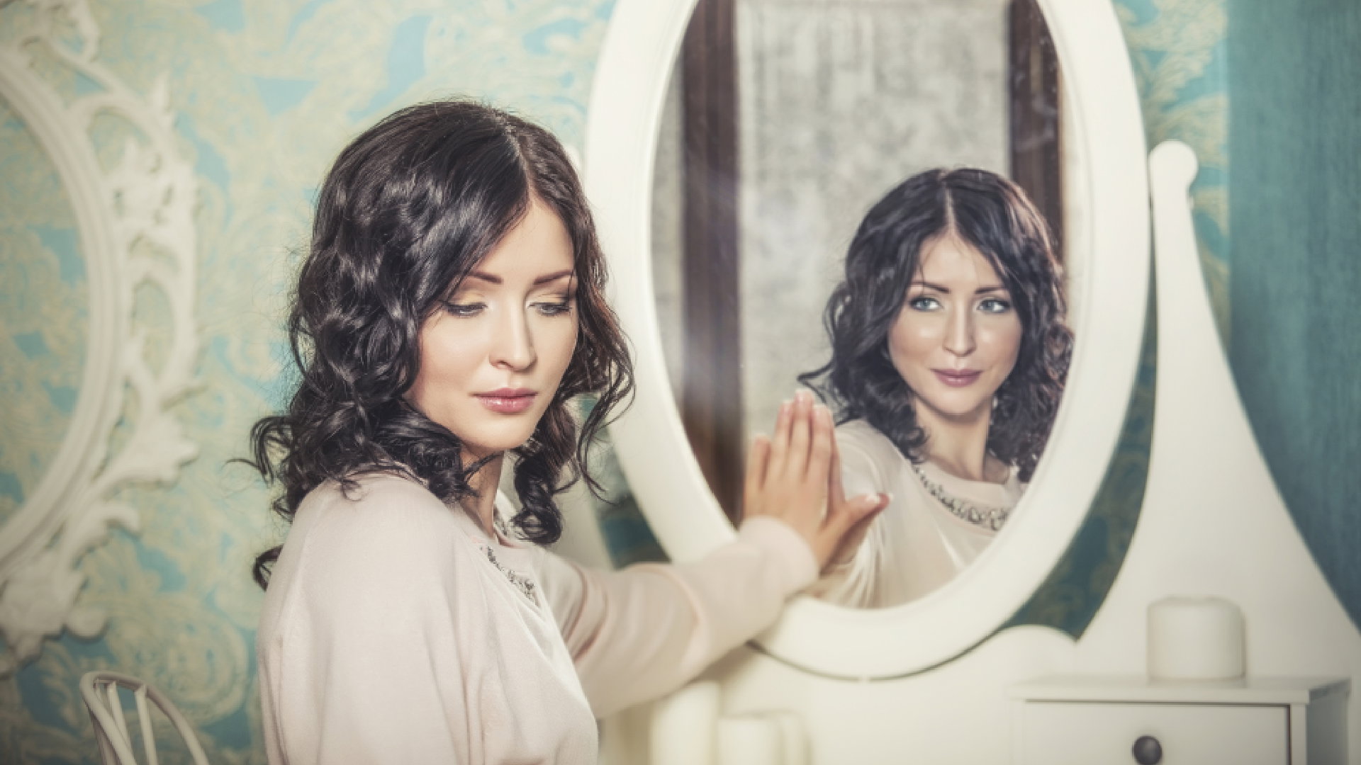 Rytuał lustrzany: dodaj sobie pewności siebie magicznym rytuałem przy użyciu lustra