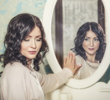 Rytuał lustrzany: dodaj sobie pewności siebie magicznym rytuałem przy użyciu lustra