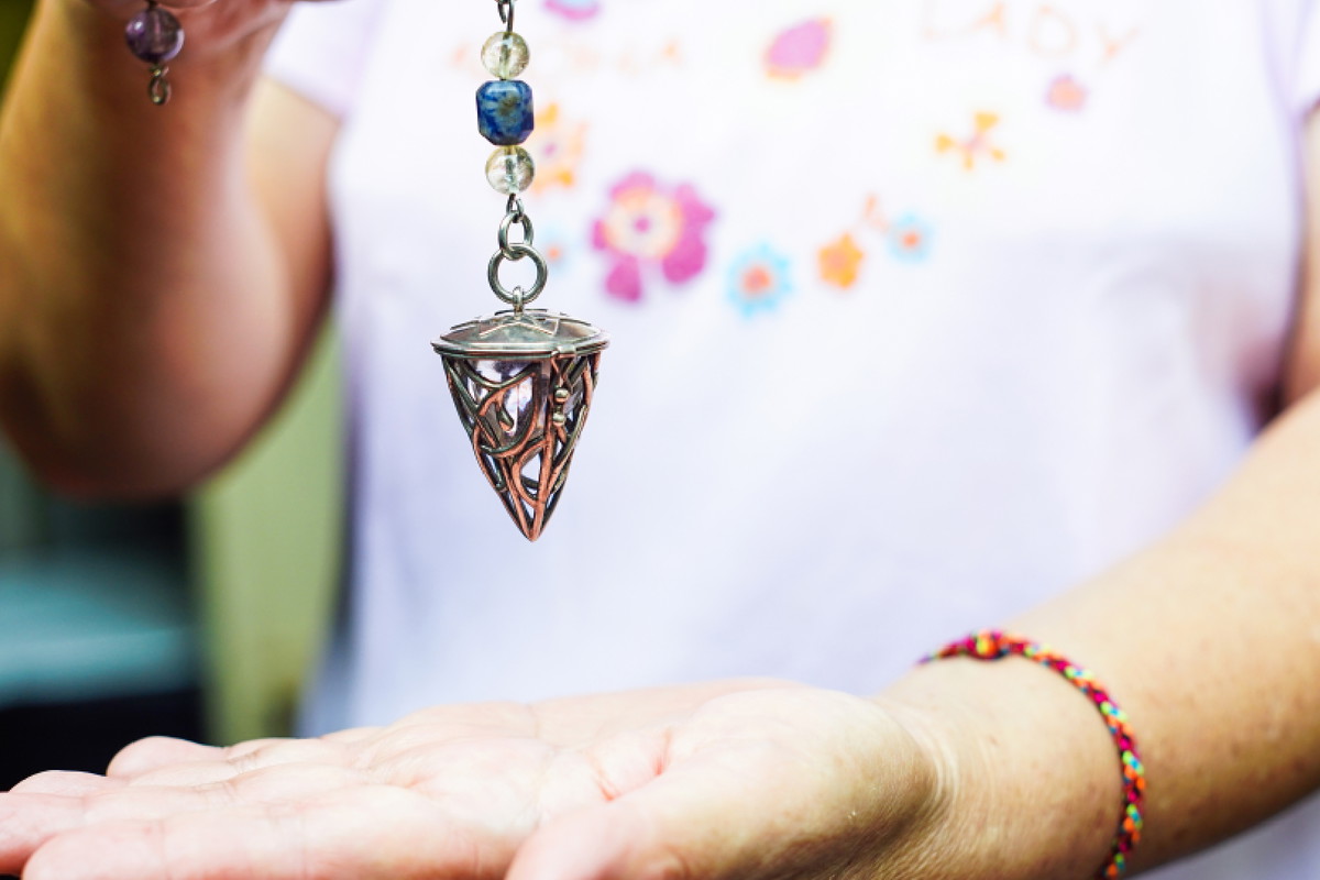 Czerwona bransoletka ochroni cię przed wampirami energetycznymi i złym okiem. Zawsze noś ją przy sobie