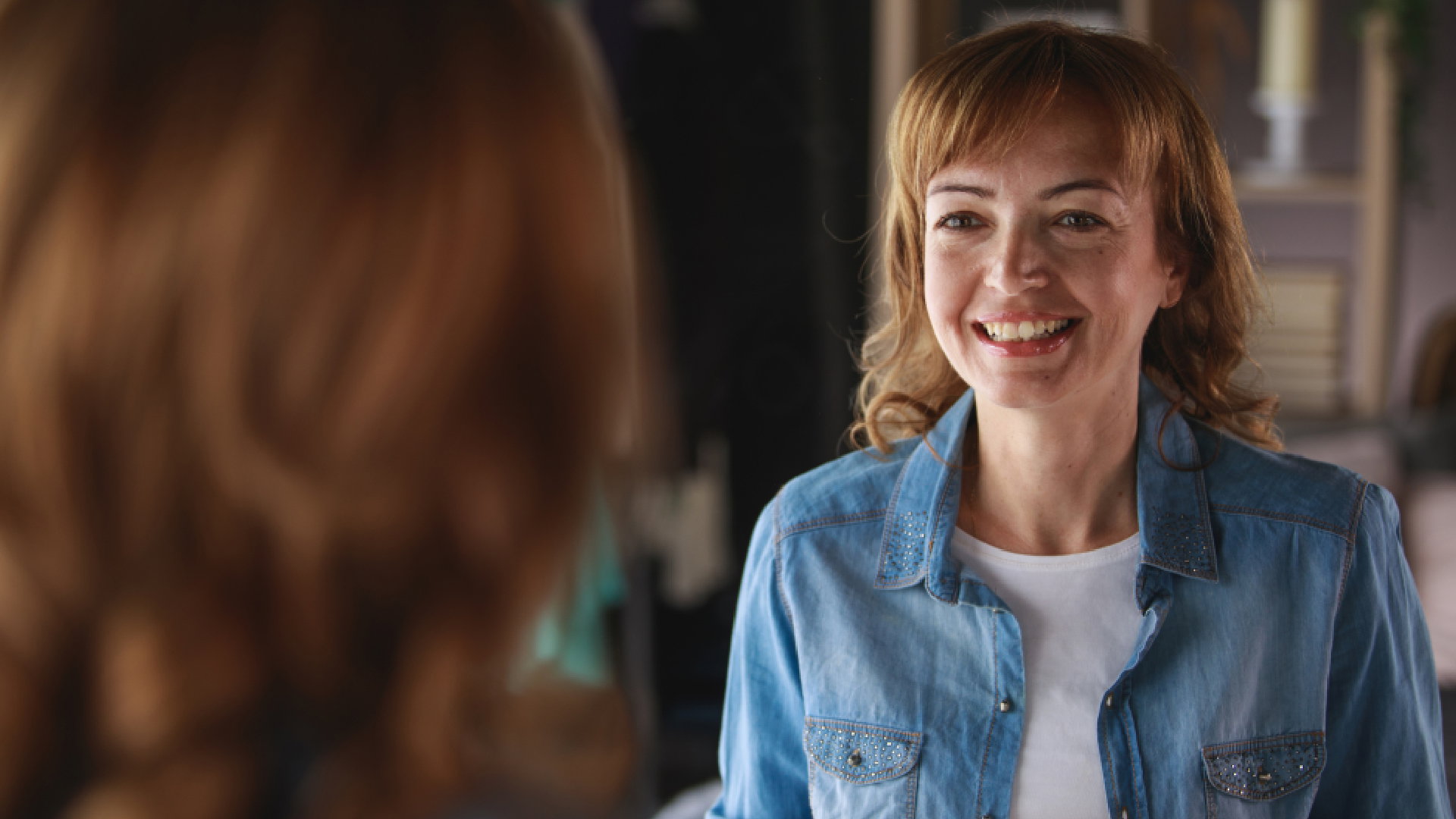 Rytuał lustrzany na trudne decyzje. Ten magiczny sposób pomoże ci wybrać dobrze