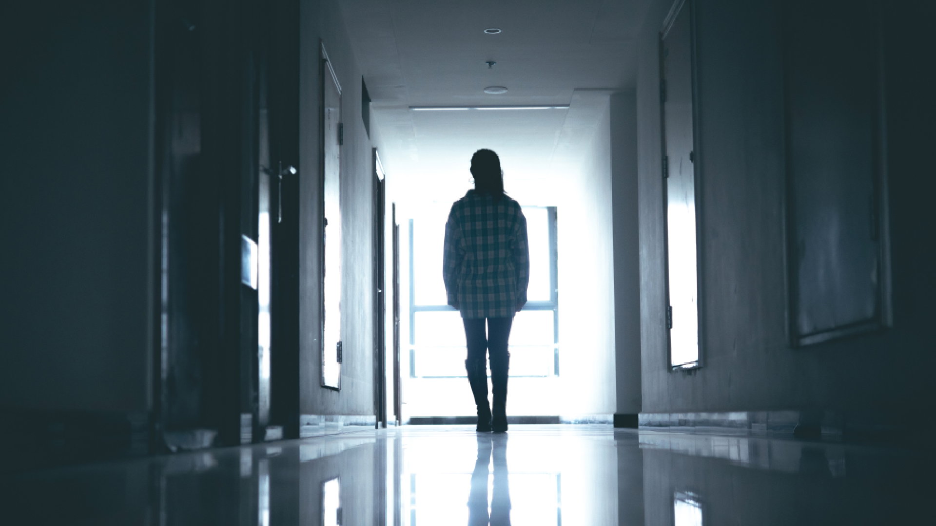 Lustro naprzeciwko lustra: dlaczego nie można go wieszać? To ściągnie na ciebie nieszczęście