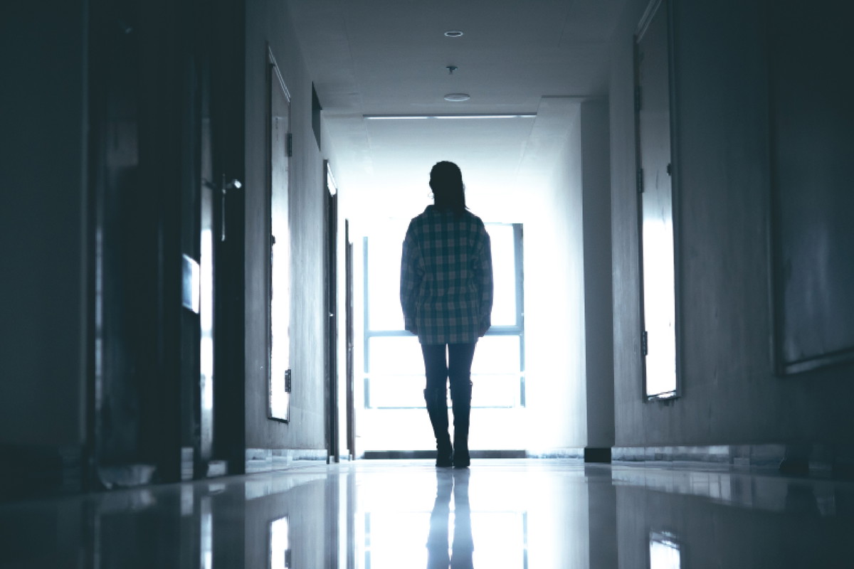 Lustro naprzeciwko lustra: dlaczego nie można go wieszać? To ściągnie na ciebie nieszczęście