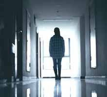 Lustro naprzeciwko lustra: dlaczego nie można go wieszać? To ściągnie na ciebie nieszczęście