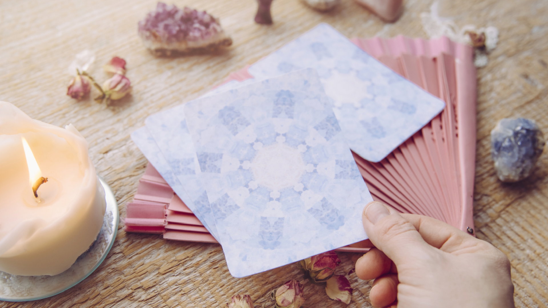 Wróżba anielska na andrzejki dla każdego znaku zodiaku. Co przepowiada ci karta anielska?