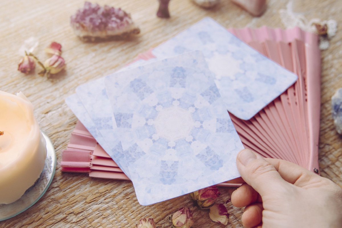 Wróżba anielska na andrzejki dla każdego znaku zodiaku. Co przepowiada ci karta anielska?