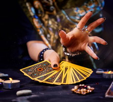 Cygańska karta Prezent namiesza w twoim życiu. To zapowiedź bulwersującego wydarzenia