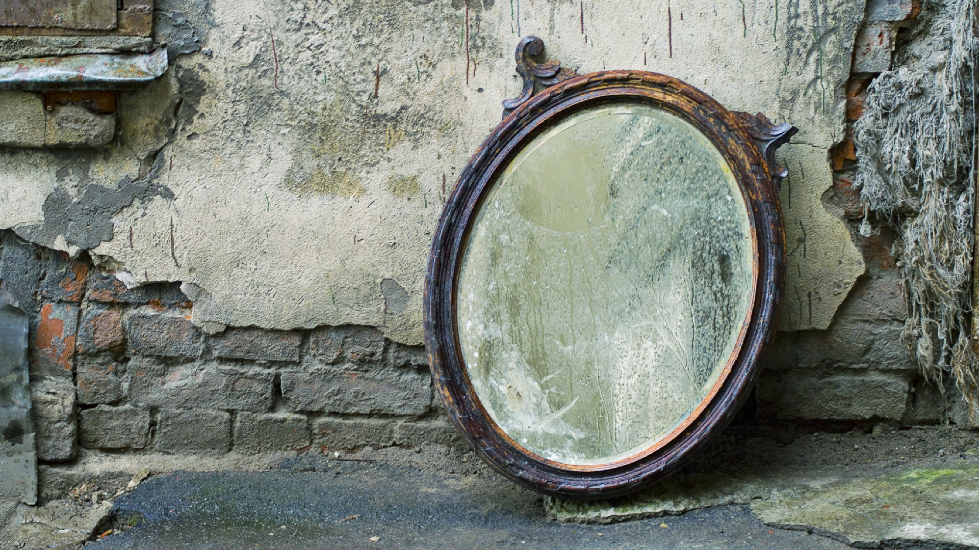 Nie wyrzucaj lustra do śmieci pod żadnym pozorem. Inaczej ześlesz katastrofę na siebie i swoją rodzinę