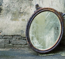 Nie wyrzucaj lustra do śmieci pod żadnym pozorem. Inaczej ześlesz katastrofę na siebie i swoją rodzinę