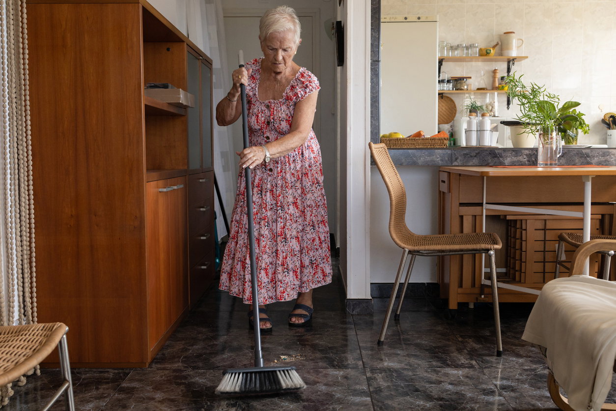 Pod żadnym pozorem nie rób tego podczas sprzątania. Śląski przesąd mówi, że tak odgonisz szczęście