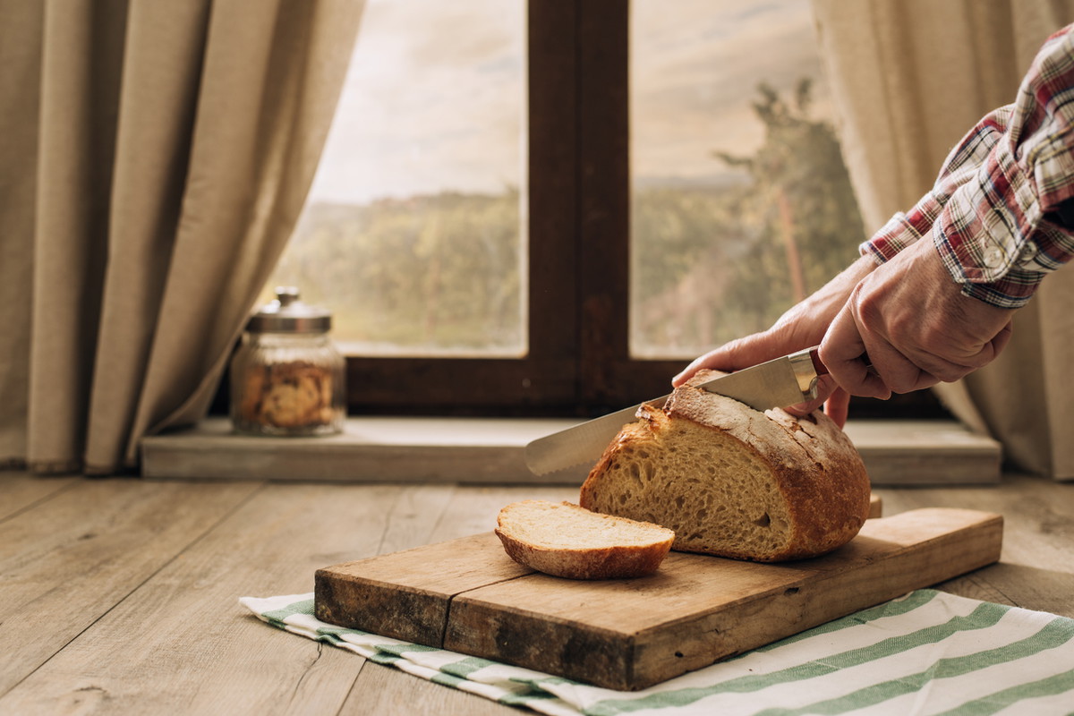 Pod żadnym pozorem nie kładź chleba w ten sposób. Jeśli tak zrobisz, będziesz klepać biedę