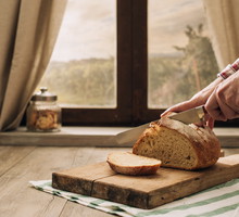 Pod żadnym pozorem nie kładź chleba w ten sposób. Jeśli tak zrobisz, będziesz klepać biedę