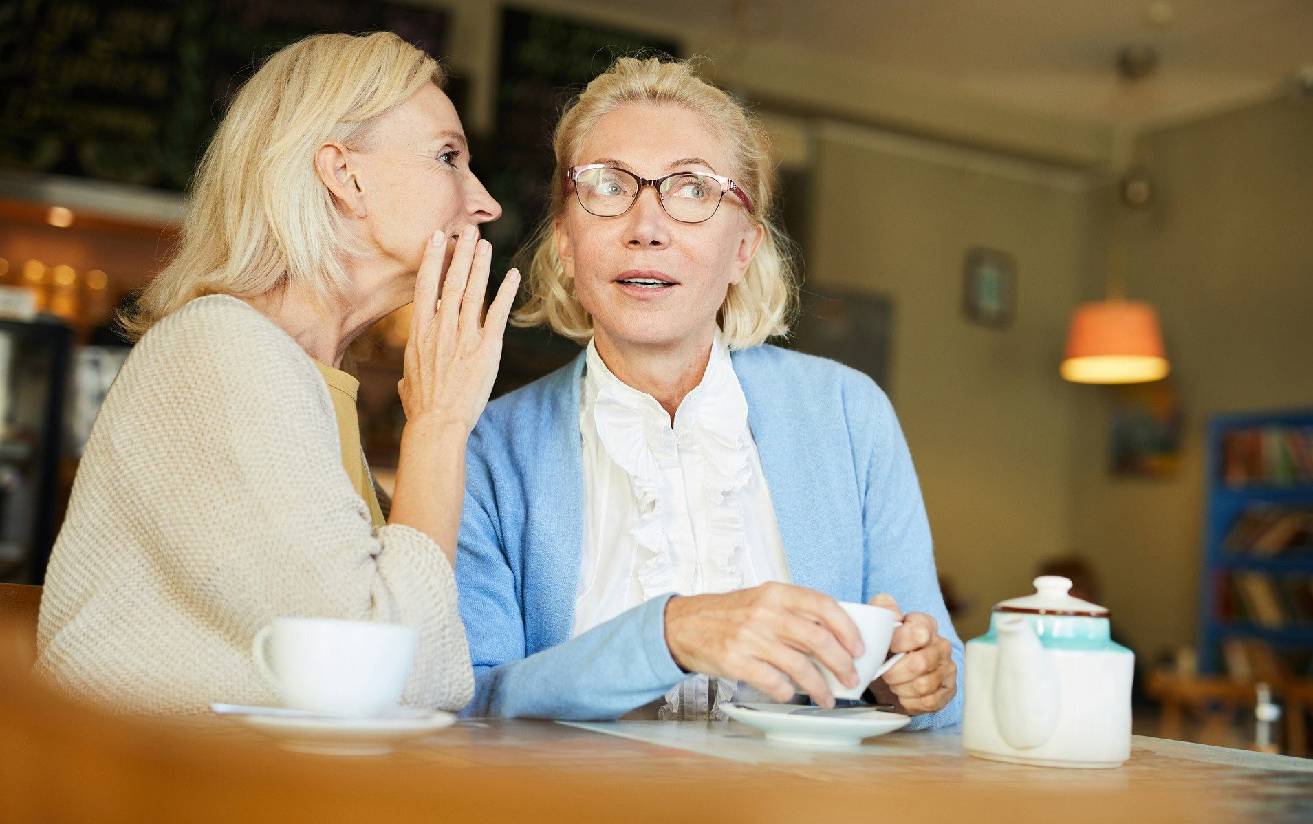 Ten subtelny znak wskazuje, że ktoś cię obgaduje. Uważaj na wredne plotki