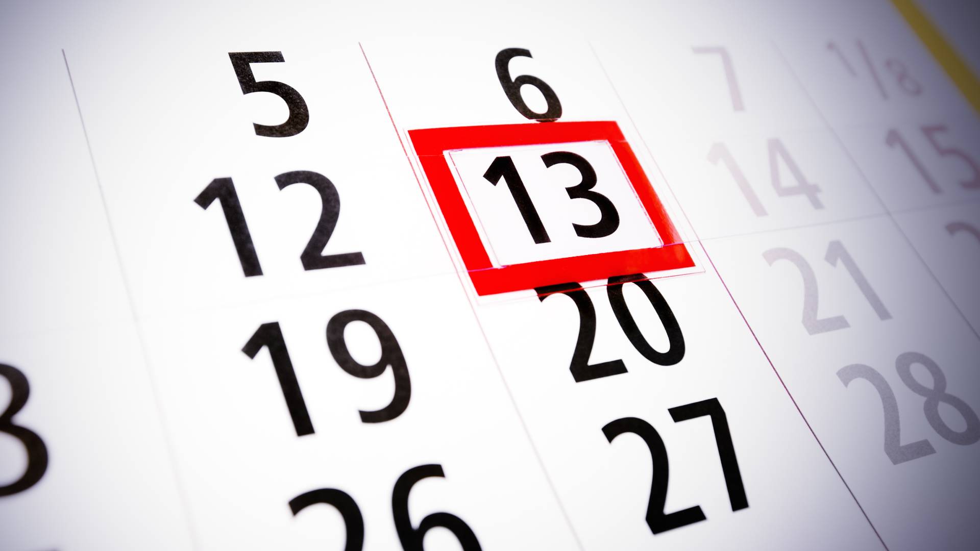 Numerologia dla piątku 13-go. Przed nami szanse na sukces, ale też nieprzewidywalne niespodzianki w miłości