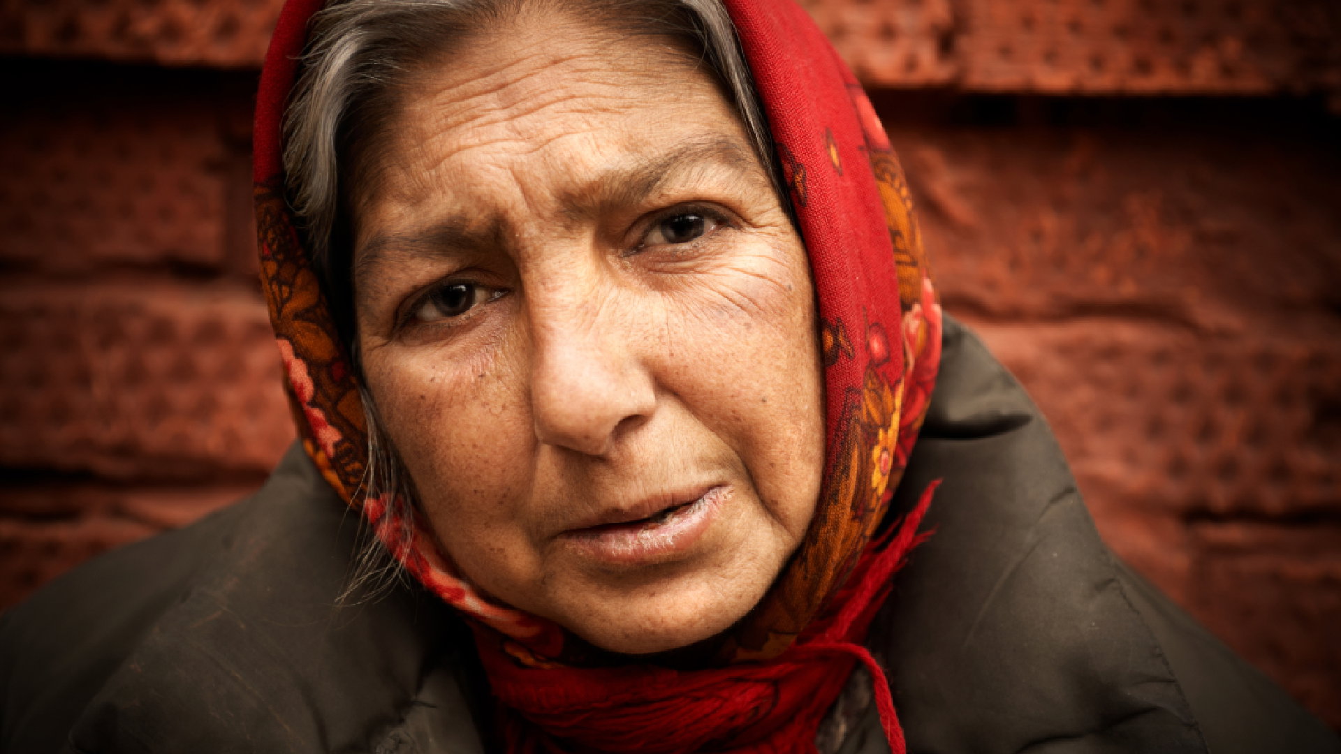 Cyganka ostrzega przed niebezpieczeństwem. Jeżeli ktoś robi tę 1 rzecz przy tobie, rzuca na ciebie klątwę