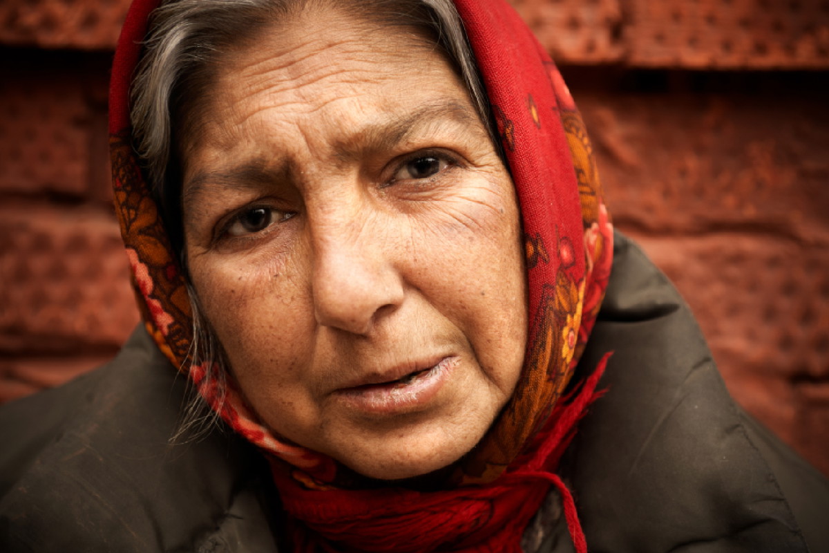 Cyganka ostrzega przed niebezpieczeństwem. Jeżeli ktoś robi tę 1 rzecz przy tobie, rzuca na ciebie klątwę