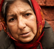 Cyganka ostrzega przed niebezpieczeństwem. Jeżeli ktoś robi tę 1 rzecz przy tobie, rzuca na ciebie klątwę