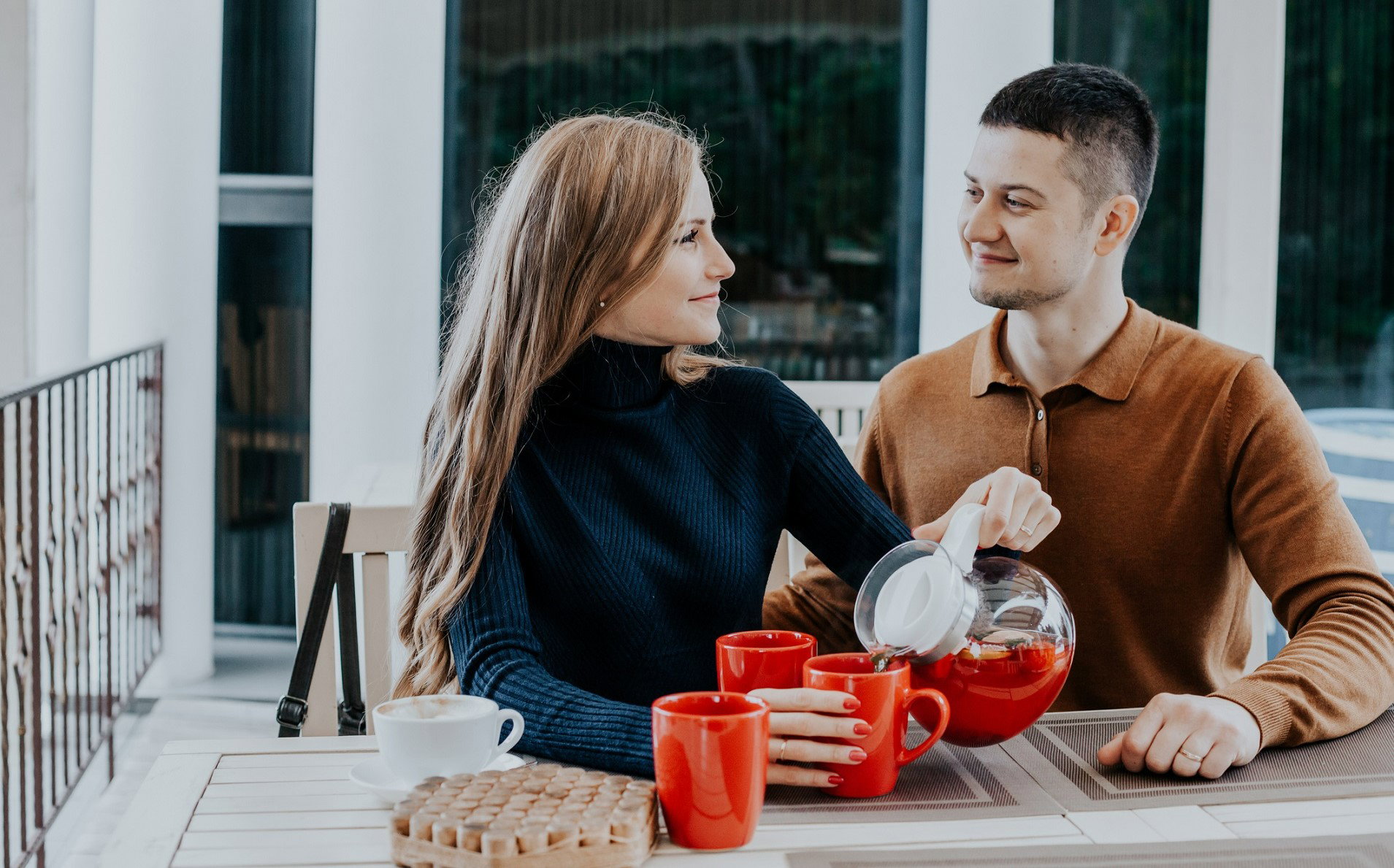 Pod żadnym pozorem nie rób tego przy wspólnym stole. Ściągniesz kłótnie i pecha