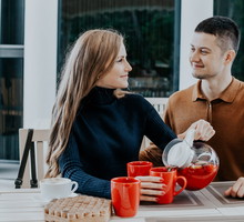 Pod żadnym pozorem nie rób tego przy wspólnym stole. Ściągniesz kłótnie i pecha