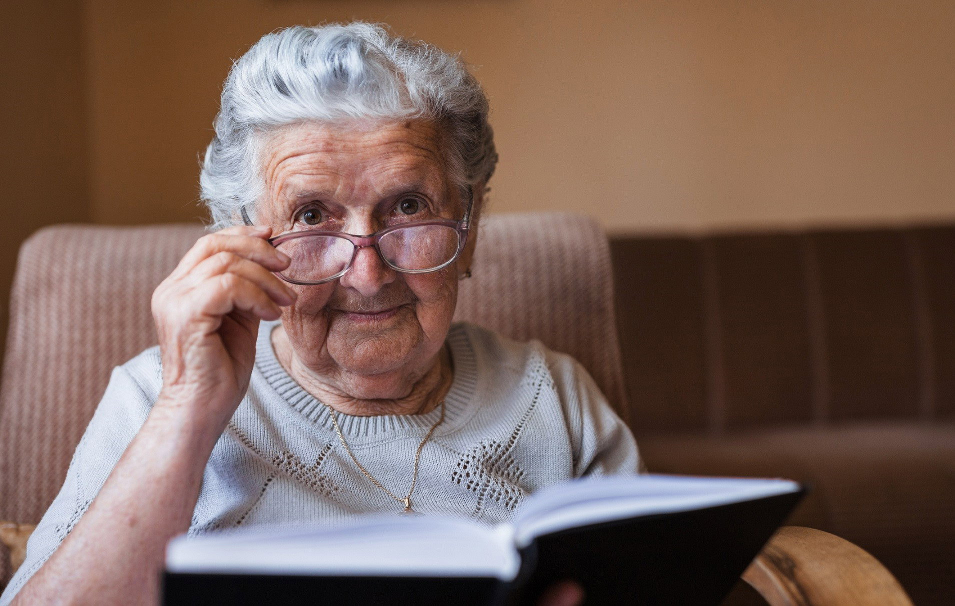Zapomniany babciny sposób na znajdowanie rzeczy. Wypróbuj go, a zguba szybko wróci