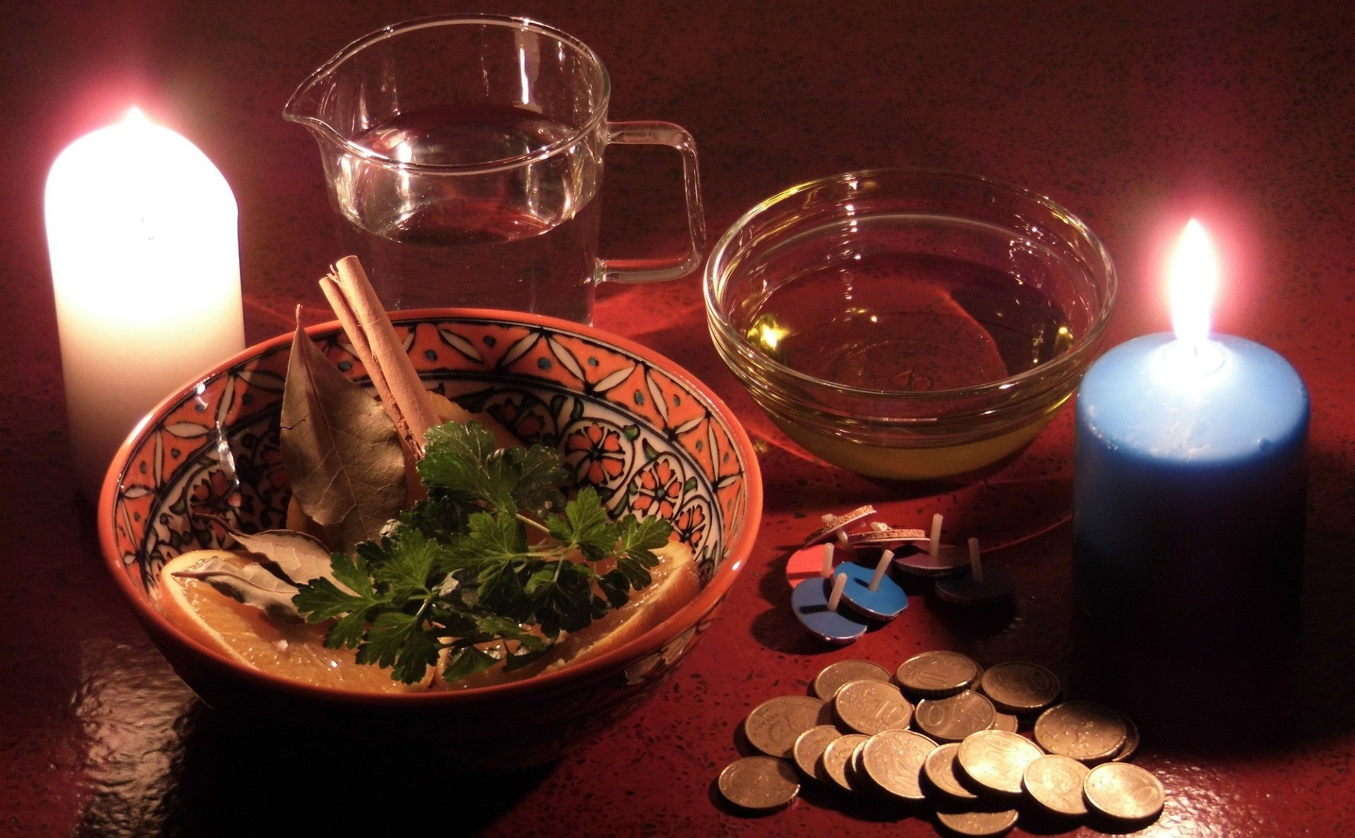 Jak przyciągnąć pieniądze i powodzenie? Wykonaj magiczną wróżbę ze świecą
