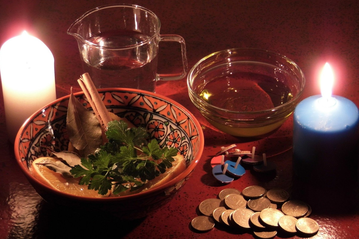 Jak przyciągnąć pieniądze i powodzenie? Wykonaj magiczną wróżbę ze świecą