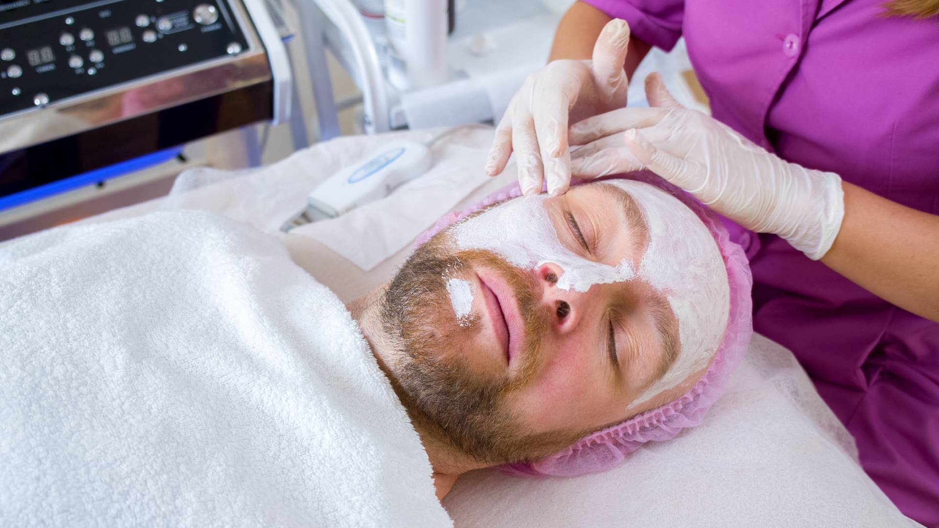 Picuś-glancuś to ich drugie imię. Ci mężczyźni dla urody są gotowi na wiele poświęceń