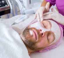 Picuś-glancuś to ich drugie imię. Ci mężczyźni dla urody są gotowi na wiele poświęceń